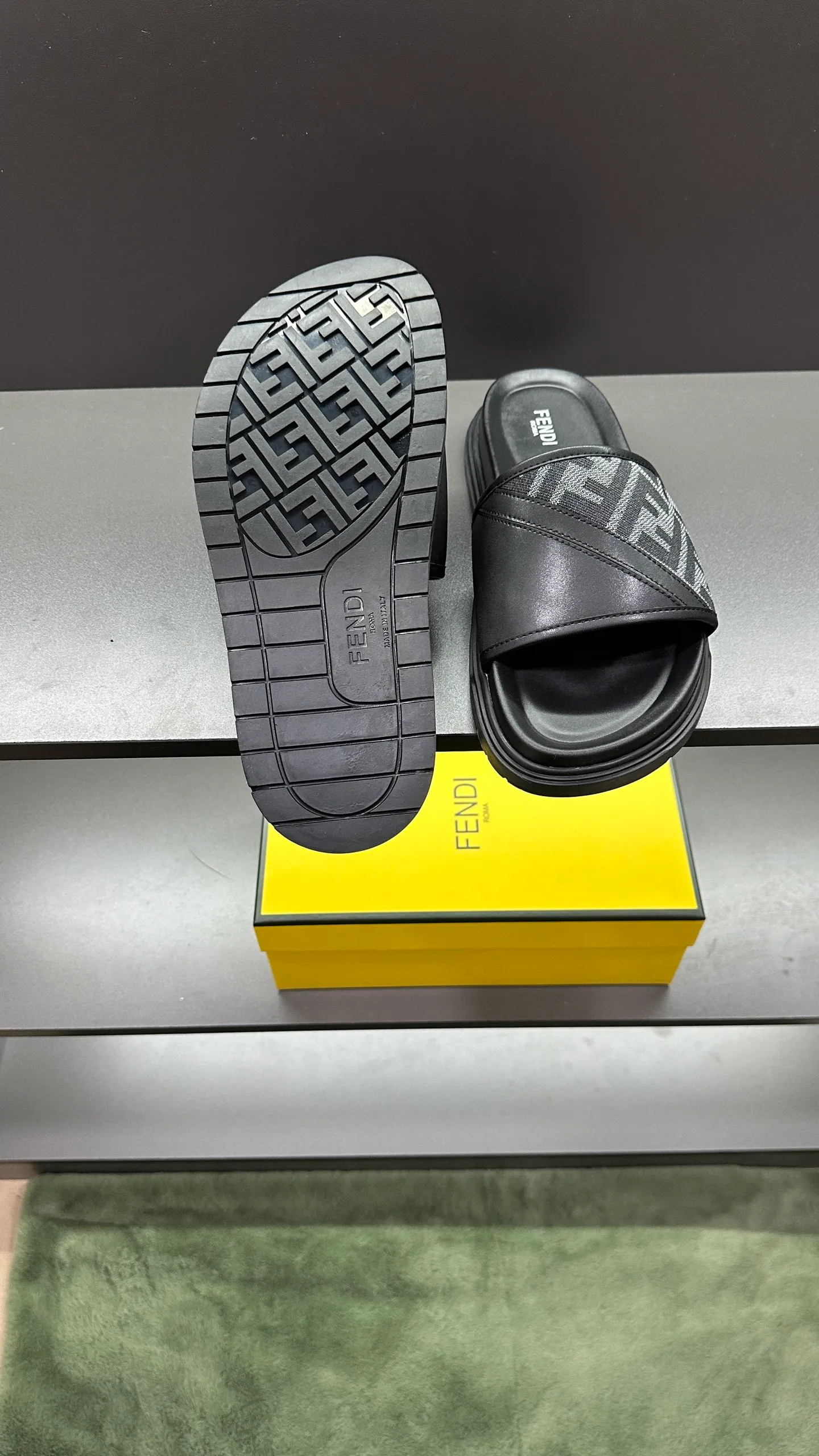 P300 [Fendi Slippers] High-end men's shoes brand, official website 1:1 latest masterpiece: original mold customization, fabrics made of imported original materials, upgraded outsole, lighter and non-slip. The market's top quality, simple yet tasteful, a must-have for fashionistas, fashionable at your feet, full of confidence, the same style at the counter 👍The season of summer slippers is here. Code: 38-45, 46 order